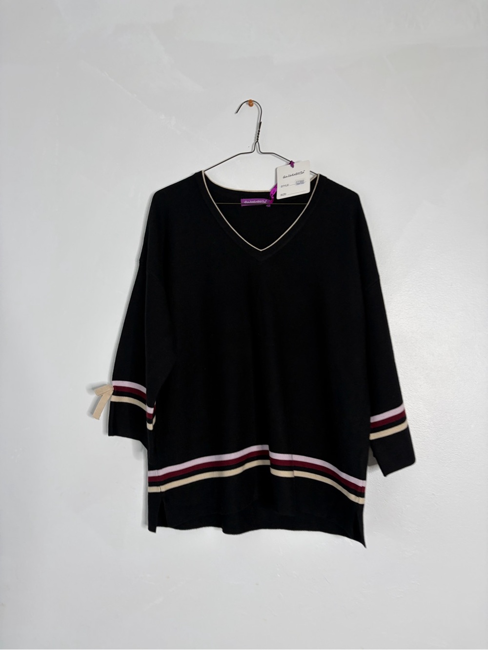Women's Black V-Neck Sweater with Contrast Stripe Trim/Baggy/ 21x28in/size M-L